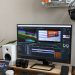 Meja kerja kreatif dengan laptop dan perangkat untuk editing video